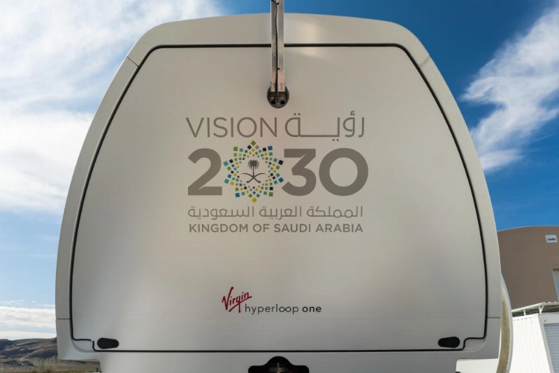 الهايبر لوب يحمل علم السعودية وشعار رؤية 2030