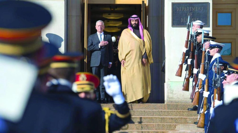 الأمير محمد بن سلمان ملتقيا جيمس ماتيس في مقر البنتاغون أمس (واس)