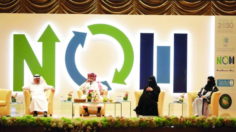 جانب من الجلسة الحوارية (الهيئة العامة للإحصاء)