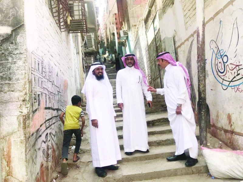 علي السلطان خلال تفقده المدارس أمس (مكة)