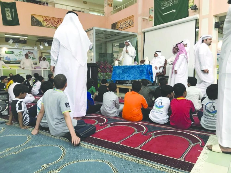 علي السلطان خلال تفقده المدارس أمس (مكة)