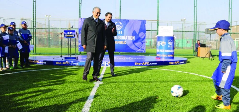 سلمان آل خليفة مفتتحا مشروع ملاعب مصغرة (الاتحاد الآسيوي)
