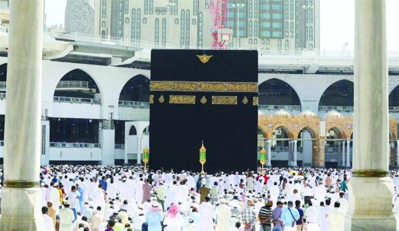 من صلاة الجمعة في الحرم المكي أمس (واس)