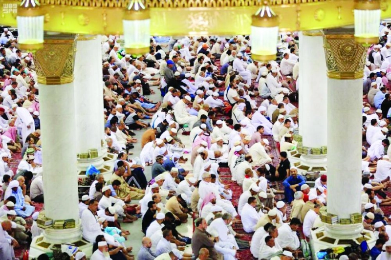 مصلون يستمعون لخطبة الجمعة بالحرم النبوي أمس (واس)