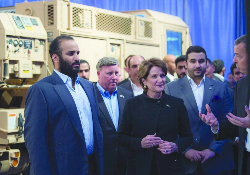 الأمير محمد بن سلمان لدى اطلاعه على التقنيات المتقدمة في قطاعات الطيران والدفاع الجوي وتقنيات الصواريخ واتصالات الأقمار الصناعية (واس)
