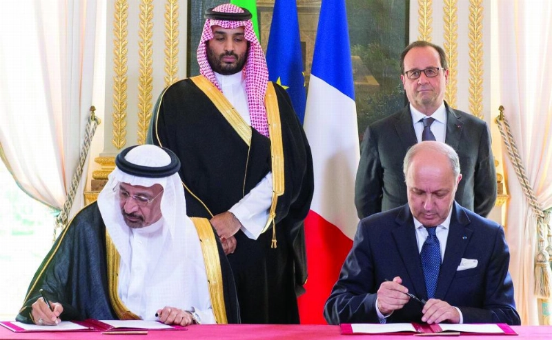 ولي العهد والرئيس هولاند خلال رعايتهما إحدى الاتفاقيات بين البلدين في وقت سابق (واس)