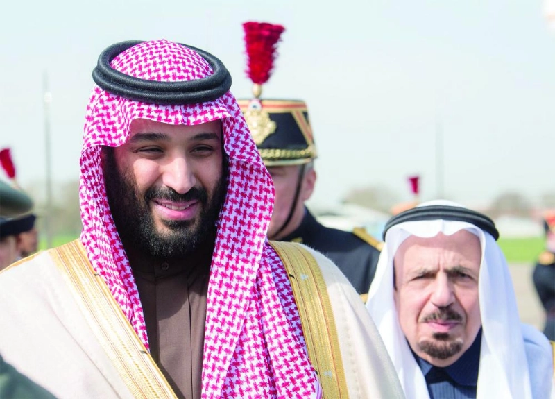 ولي العهد لدى وصوله ويبدو خالد العنقري في مقدمة مستقبليه (بندر الجلعود)