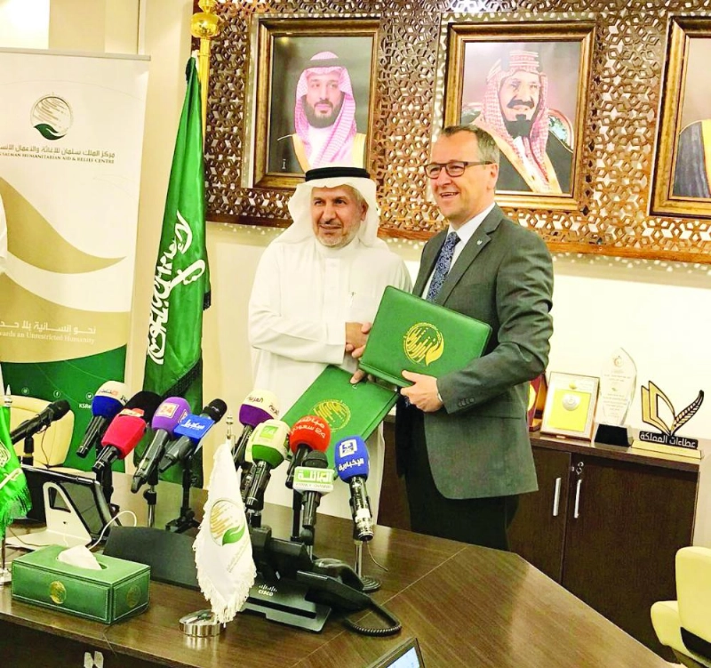 الربيعة ومسؤول اليونيسف بعد توقيع المشروع (واس)