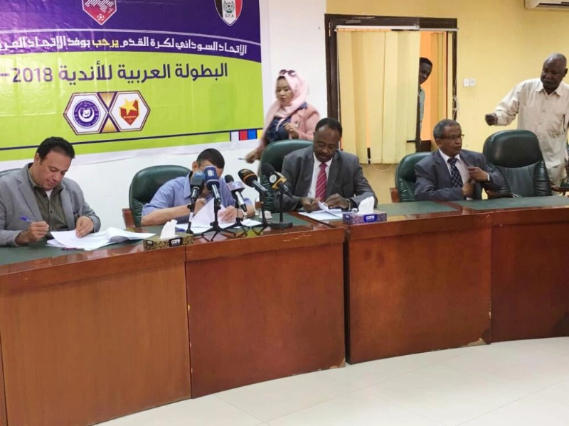 طلال آل الشيخ موقعا مع المريخ والاتحاد السوداني (تويتر)