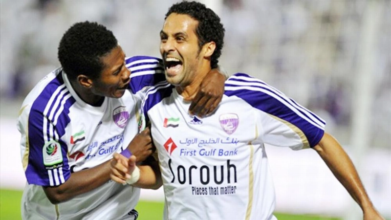 ياسر القحطاني بشعار العين الإماراتي (إعلامي العين)