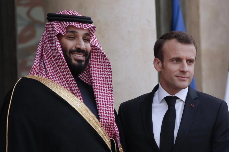 الرئيس الفرنسي خلال استقباله ولي العهد في قصر الإليزية (أب أ)
