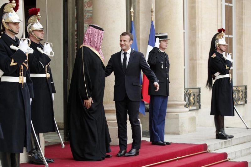 الرئيس الفرنسي خلال استقباله ولي العهد في قصر الإليزية (أ ب أ)