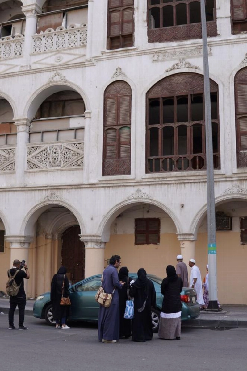 الفريق أمام قصر التيسير
(مكة)