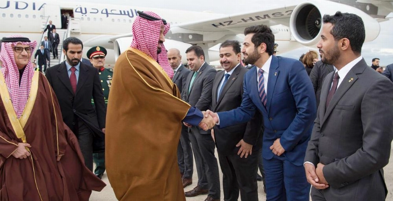 ولي العهد مصافحا مستقبليه لحظة وصوله إلى العاصمة الإسبانية مدريد في زيارة رسمية (واس)