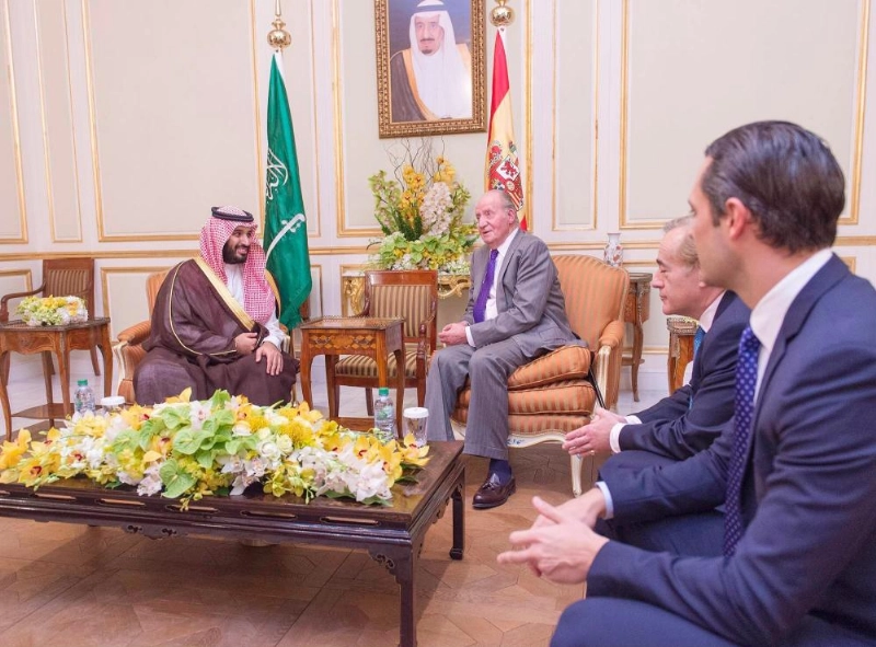 ولي العهد مستقبلا ملك إسبانيا السابق خوان كارلوس في إحدى زياراته للسعودية