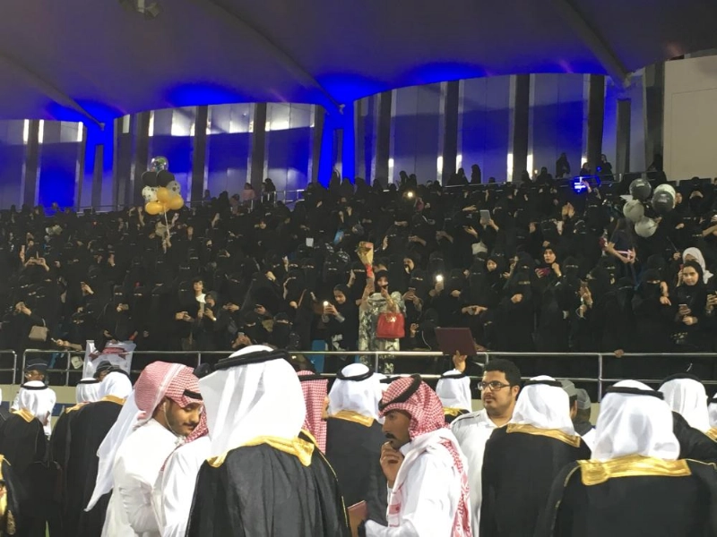 الطلبة الخريجون يحيون أمهاتهم على المدرجات (مكة)
