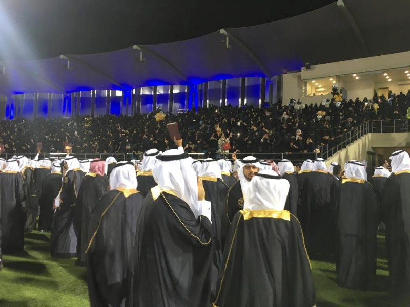 الطلبة الخريجون يحيون أمهاتهم على المدرجات (مكة)