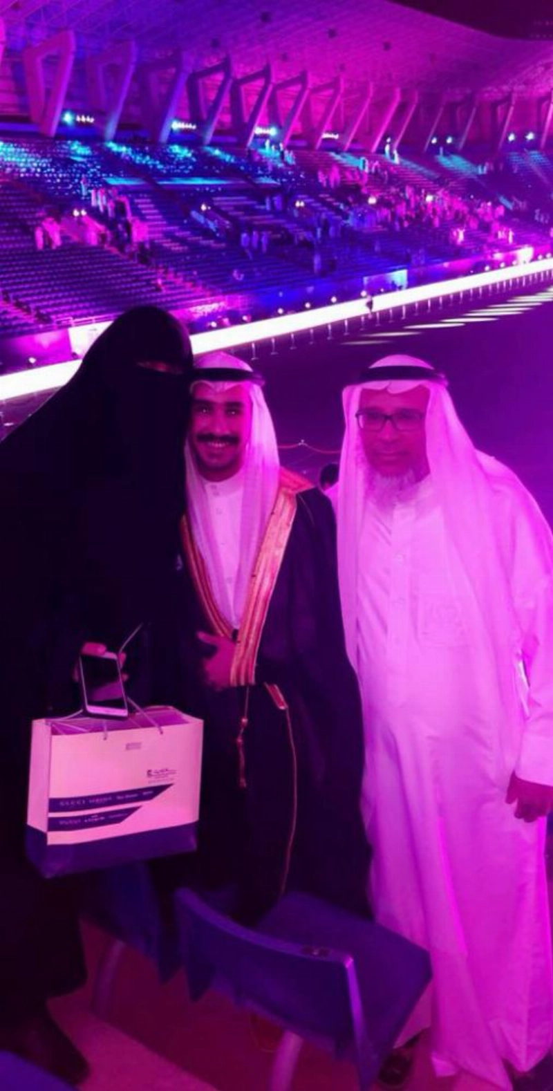 الخريج محمد الدوسري يتوسط والده ووالدته