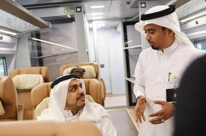 .. وأحدهم يتلقى شرحا عن القطار