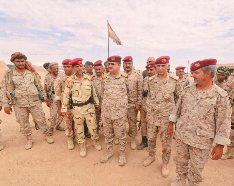 القائم بأعمال وزير الدفاع الفريق الركن محمد المقدشي يتفقد اللواء 203 ميكا أمس في مأرب (اليمن الآن)