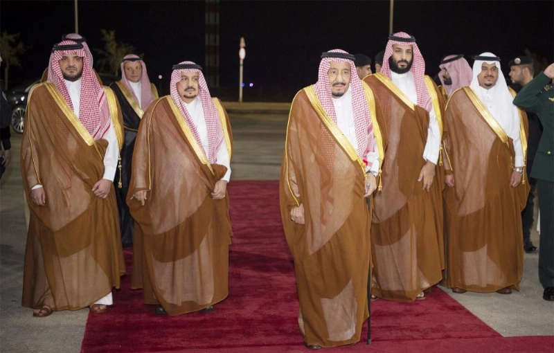 الملك سلمان لدى وصوله مقر حفل مشروع القدية وفي استقباله ولي العهد وأمير الرياض وعدد من الأمراء (بندر الجلعود)