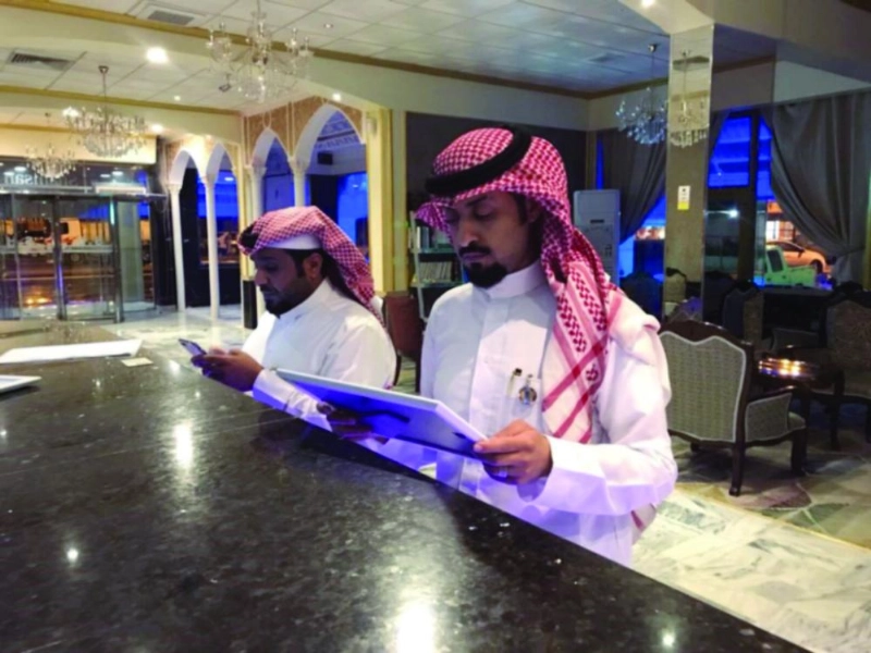 مفتشو العمل أثناء الاطلاع على بيانات وحدة سكنية (وزارة العمل)