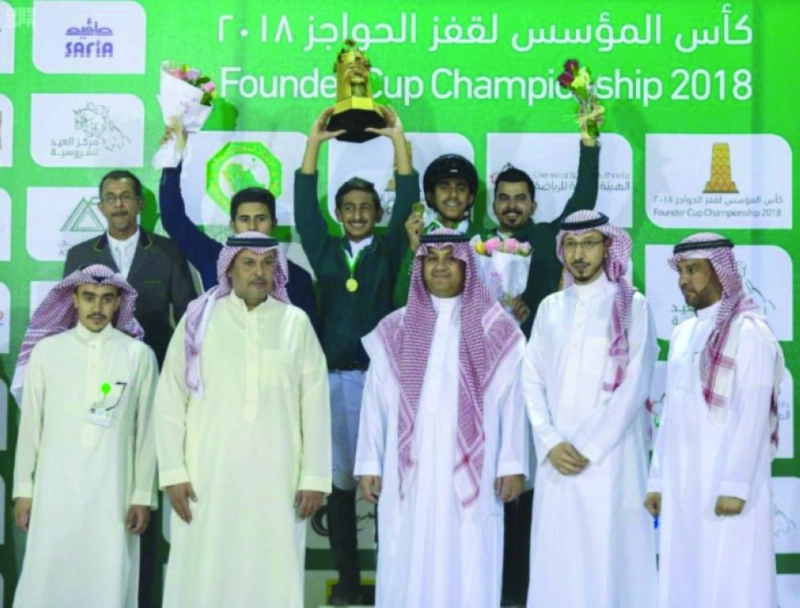 الفائزون عقب تتويجهم (واس)