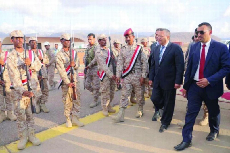 رئيس الوزراء بن دغر خلال زيارته محافظة سقطرى (اليمن الآن)