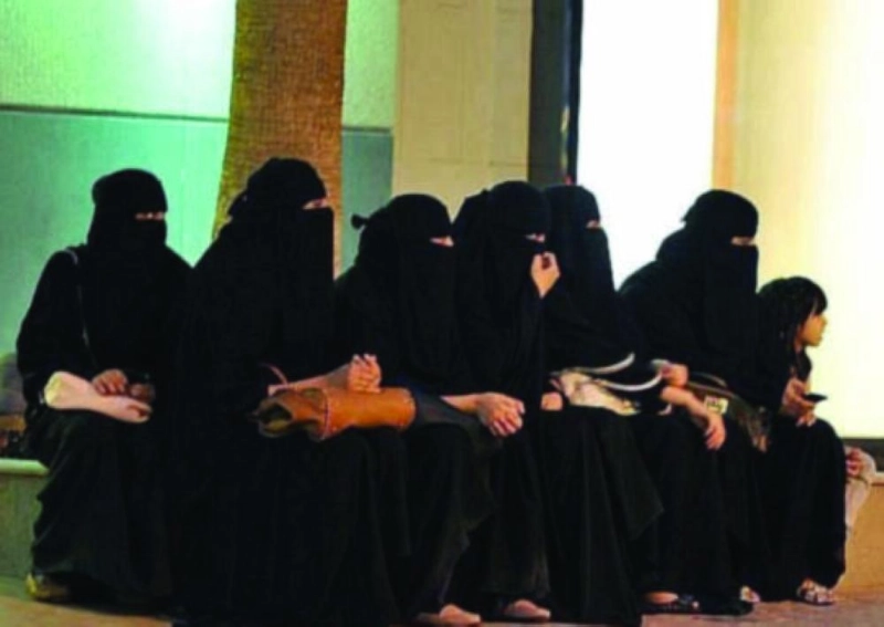 نساء خلال مراجعتهن إدارة حكومية في وقت سابق (مكة)