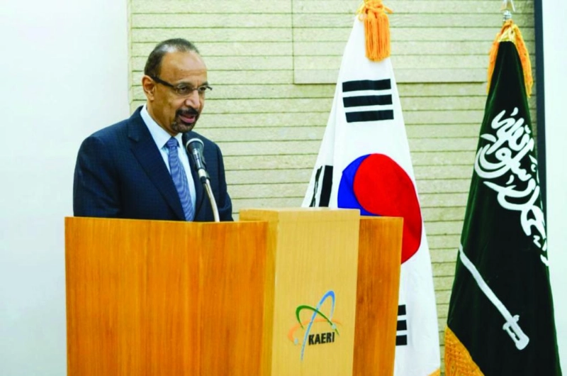 خالد الفالح يتوسط المهندسين السعوديين في معهد أبحاث الطاقة الذرية الكوري (واس)