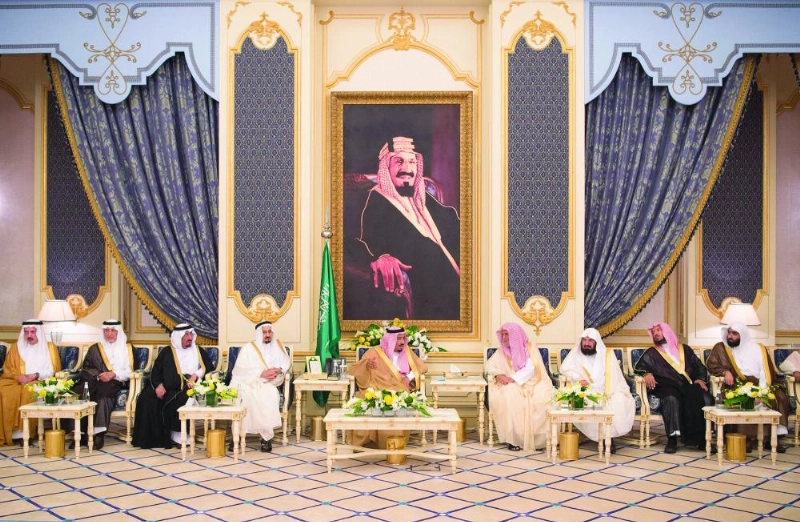 الملك سلمان لدى استقباله الأمراء والعلماء والوزراء وقادة القطاعات العسكرية والأهالي أمس (واس)