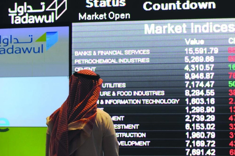 مستثمر يتابع مؤشرات سوق الأسهم السعودية (مكة)