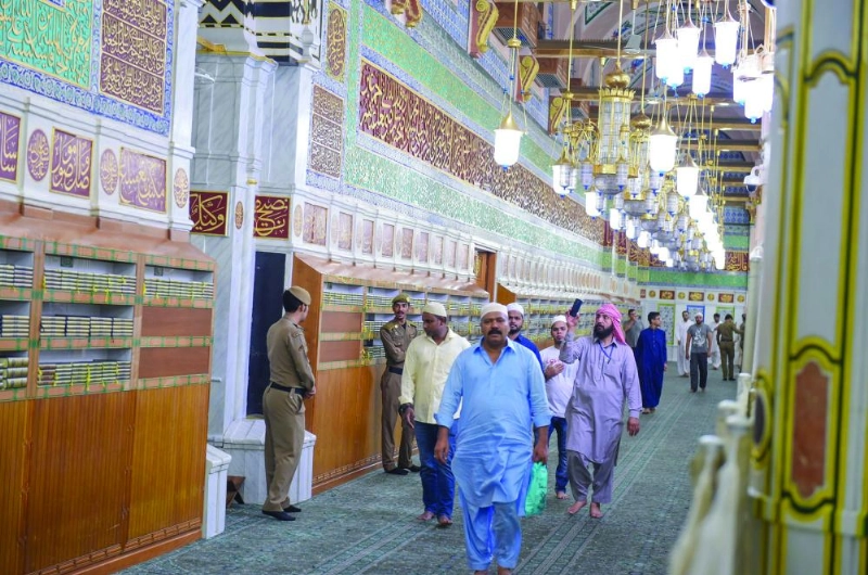 زوار بالواجهة الشريفة خلال التراويح (واس)