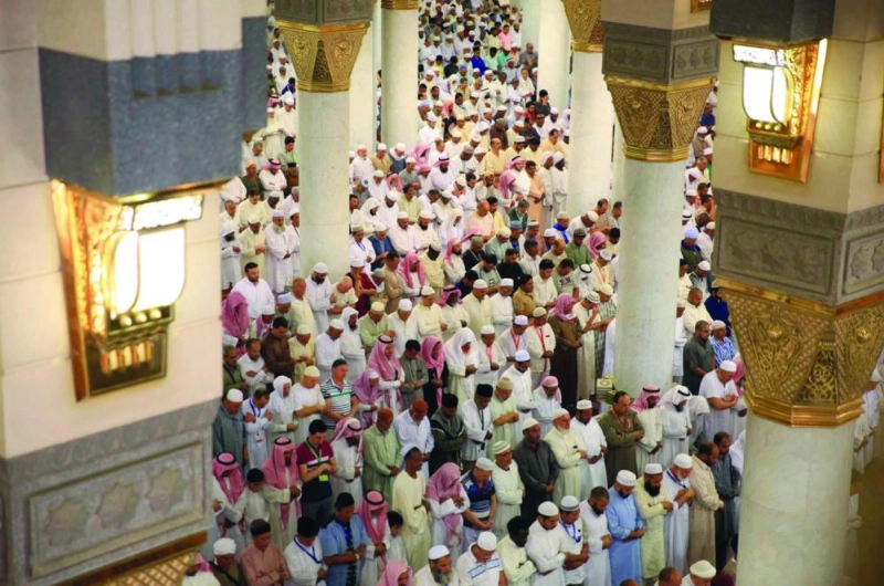 من صلاة الجمعة بالمسجد النبوي أمس (واس)