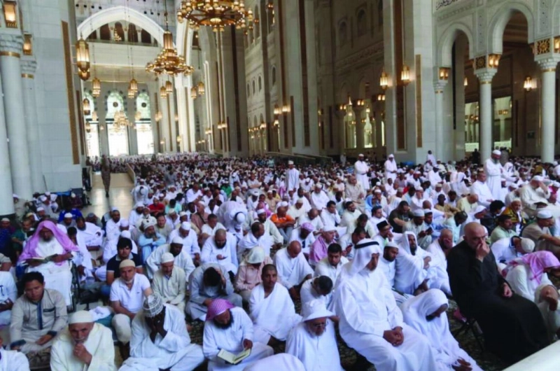 من صلاة الجمعة بالحرم المكي أمس (واس)
