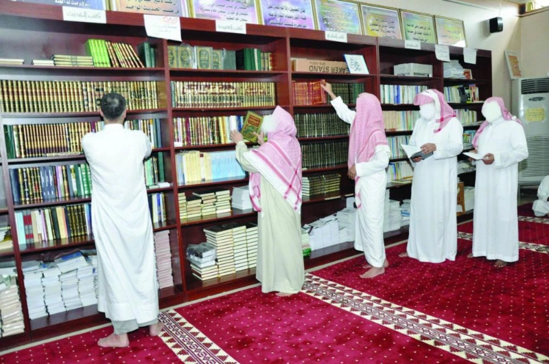سجناء داخل مكتبة بأحد السجون (مكة)