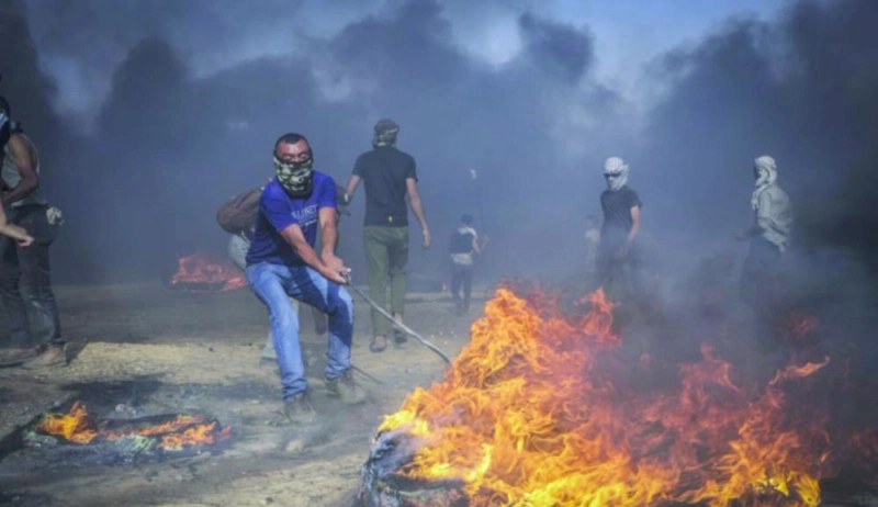من المواجهات التي جرت أمس في مخيم خان يونس (فلسطين الآن)