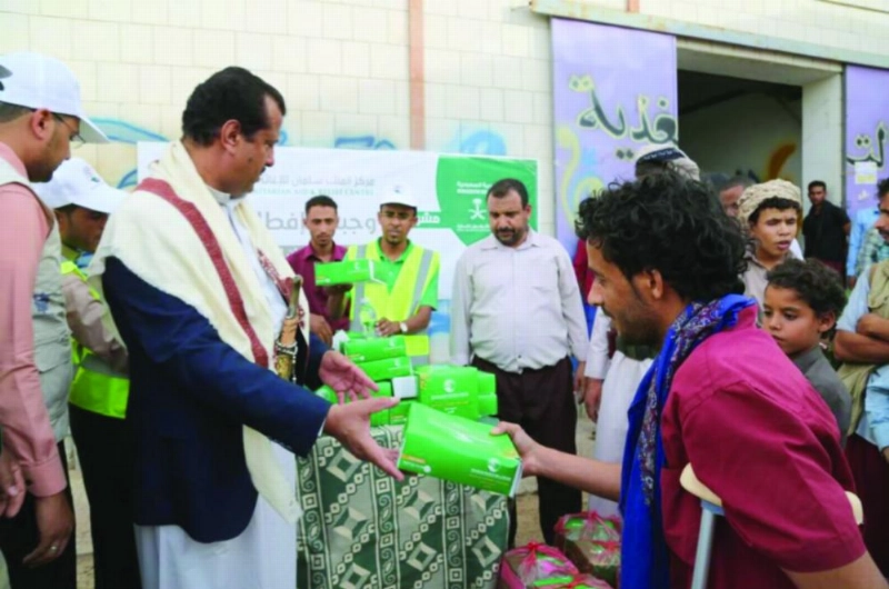 تدشين مشروع إفطار صائم في محافظات يمنية عدة (واس)
