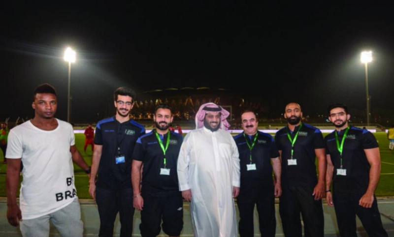 آل الشيخ خلال حضوره الملعب أمس (هيئة الرياضة)