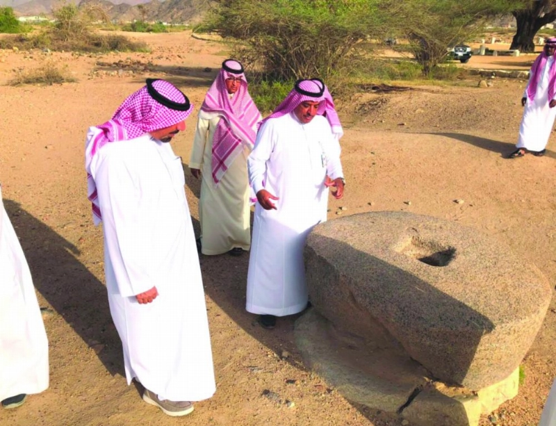 جلوي بن عبدالعزيزخلال جولته للمواقع الأثرية (واس)
