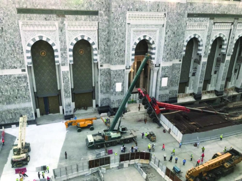 الرافعة بعد سقوطها أمس (مكة)