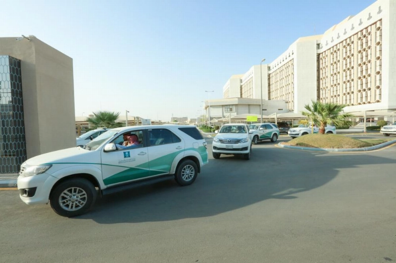 مركبات الفرق التفتيشية أثناء مغادرتها مقر وزارة التجارة والاستثمار (مكة)