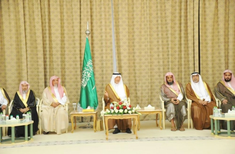 خالد الفيصل متحدثا خلال استقباله أهالي مكة أمس (واس)