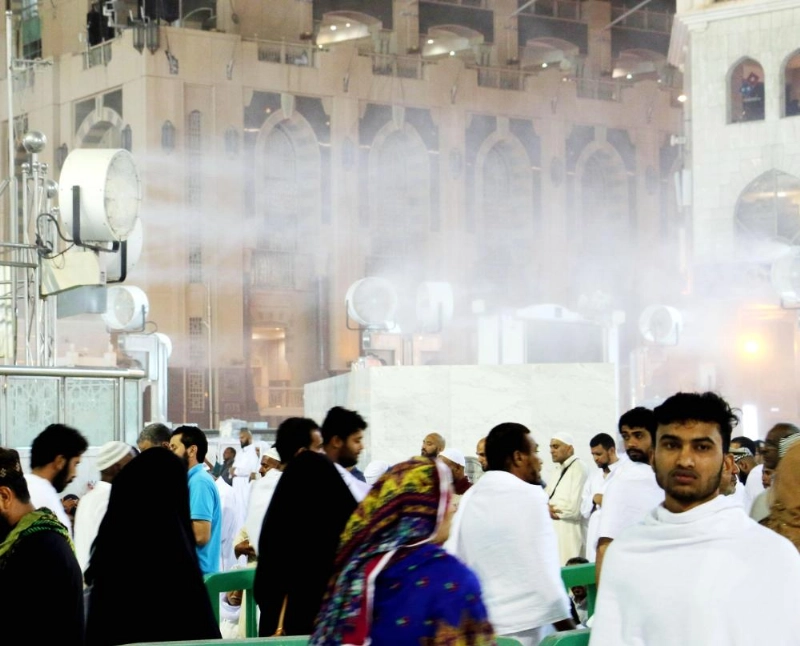 المراوح أثناء رش الرذاذ على المعتمرين في ساحات الحرم المكي (واس)