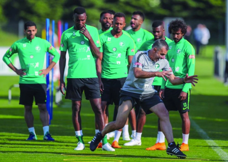 مساعد المدرب يشرح للاعبين خلال الحصة التدريبية أمس (إعلامي المنتخب)