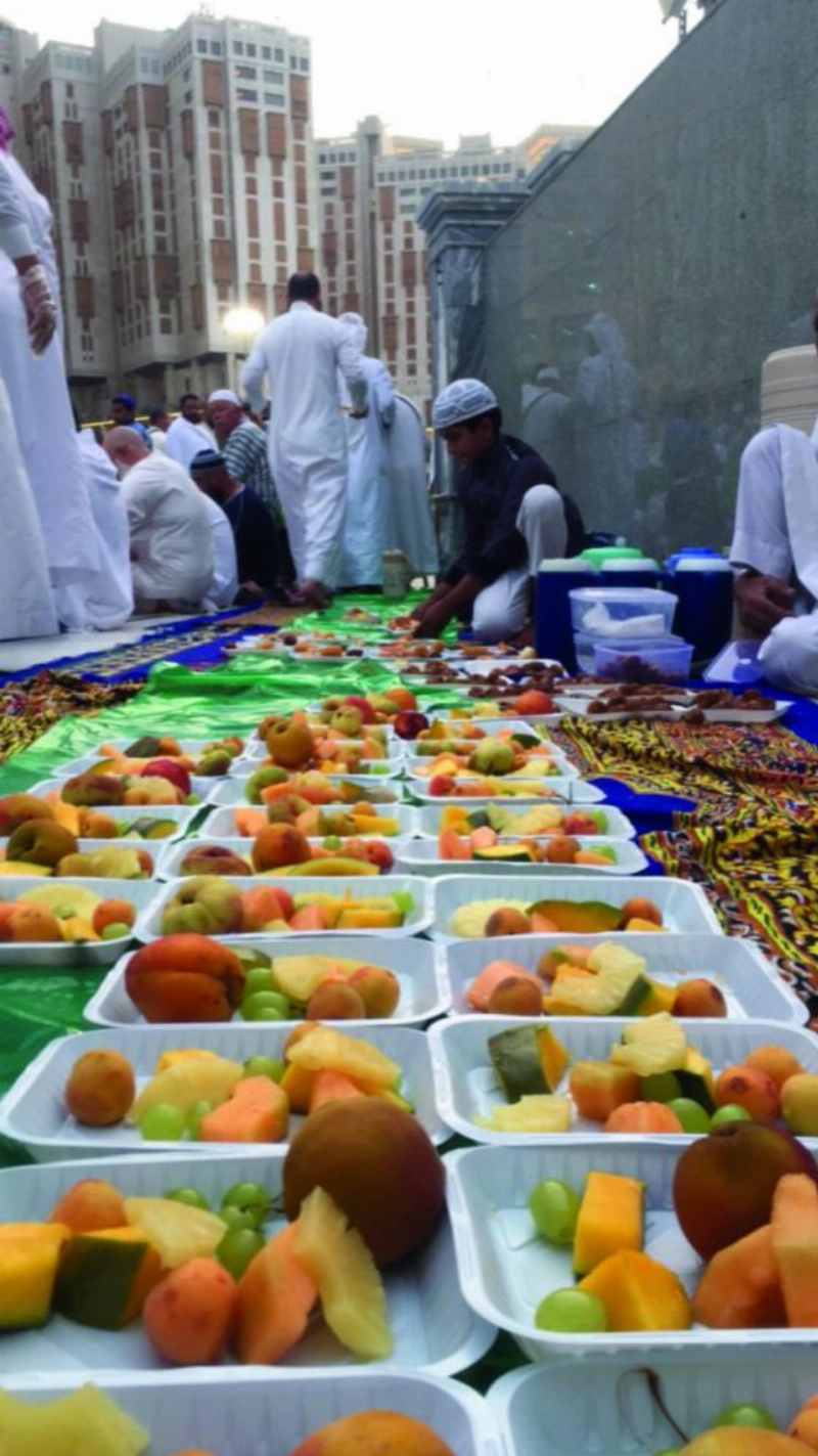 سفرة الذيابي اليومية وتبدو فيها الفواكه الطازجة (ياسر بخش)