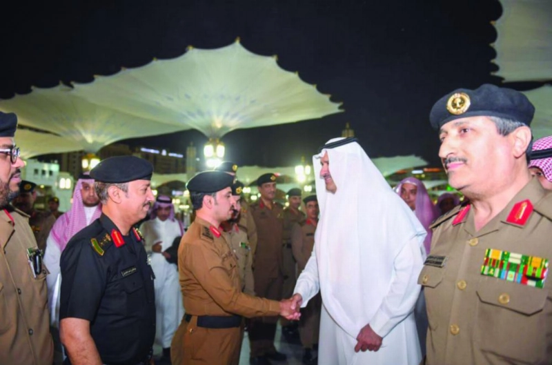 فيصل بن سلمان لدى لقائه القيادات الأمنية (واس)