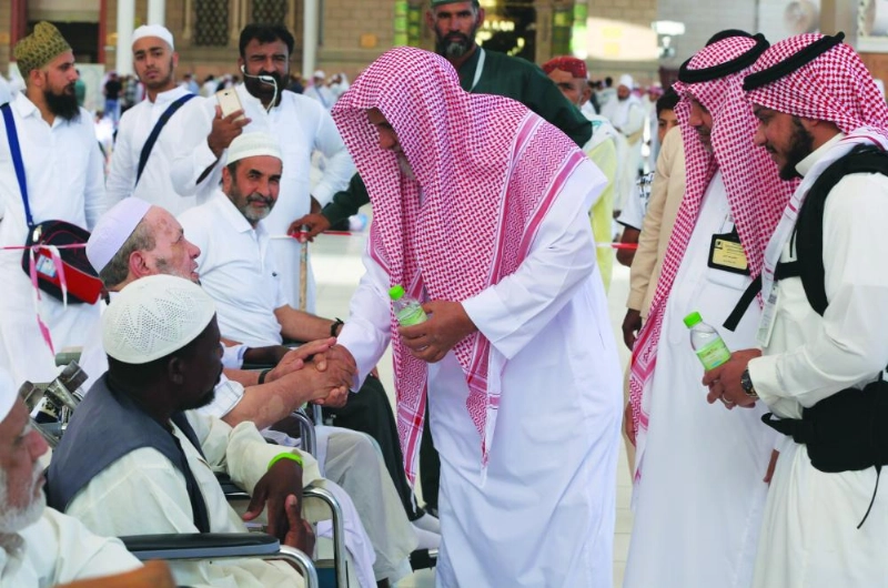 منسوبو رئاسة المسجد النبوي يوزعون مياه زمزم (واس)