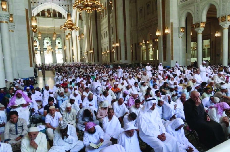 ضيوف الرحمن يستمعون لخطبة الجمعة أمس بالمسجد الحرام (واس)