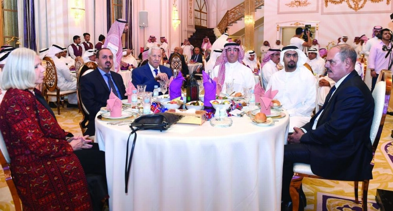العواد يتوسط ضيوف حفل الإفطار (واس)